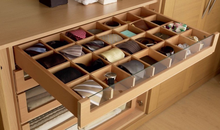 Гардероб с выдвижными ящиками