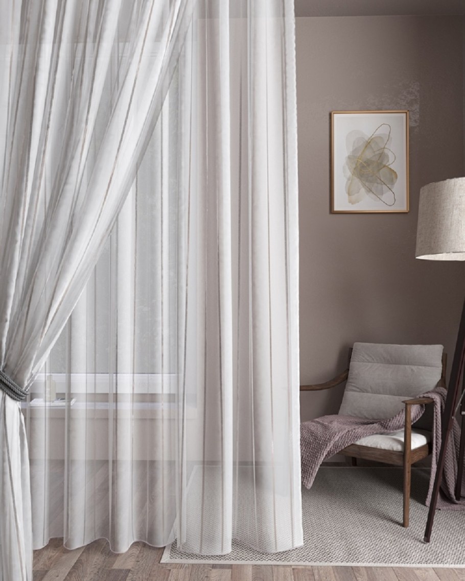 Сочетание белой тюли с шторами