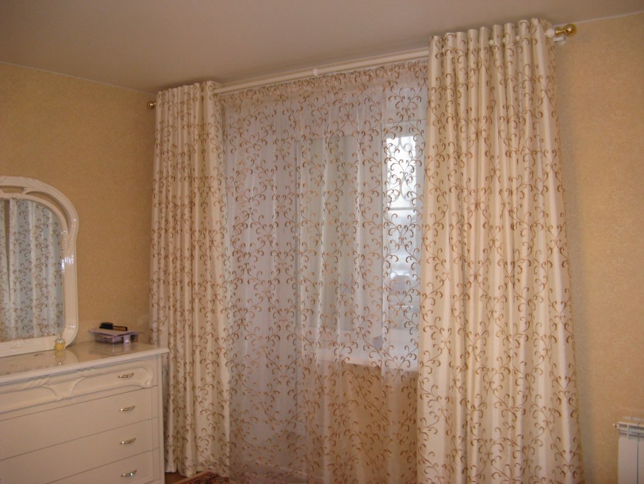 Тюль и штора на одном карнизе