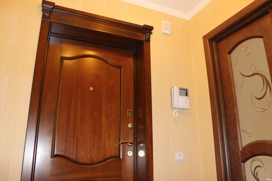 Отделка откосов входной двери