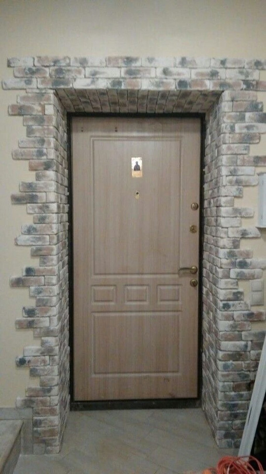 Отделка дверного проема декаративнымкамнем