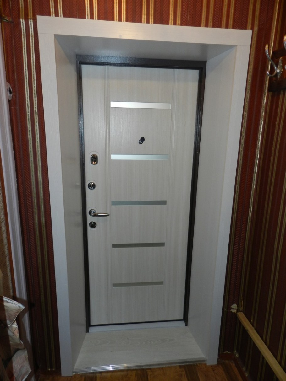 Отделка входной двери