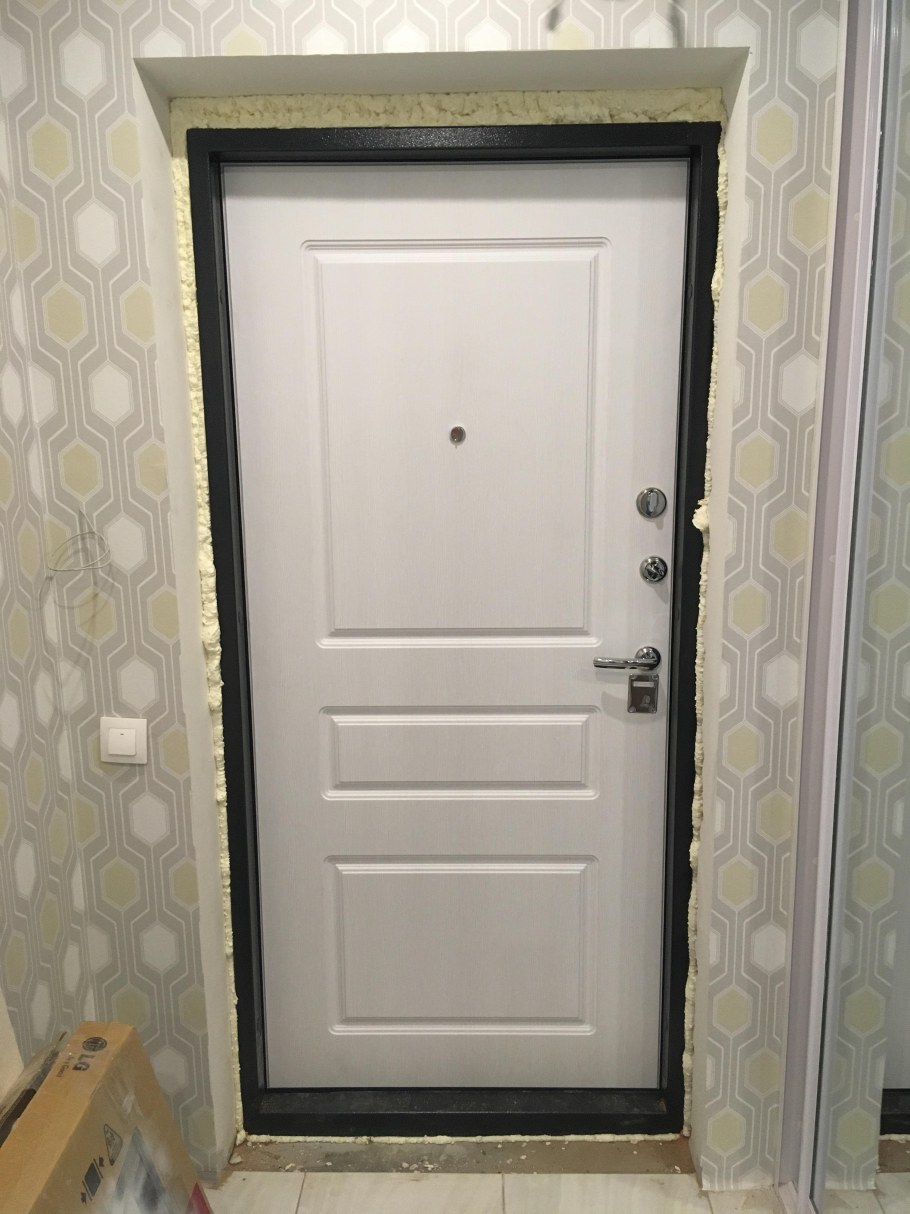 Отделка откосов входной двери