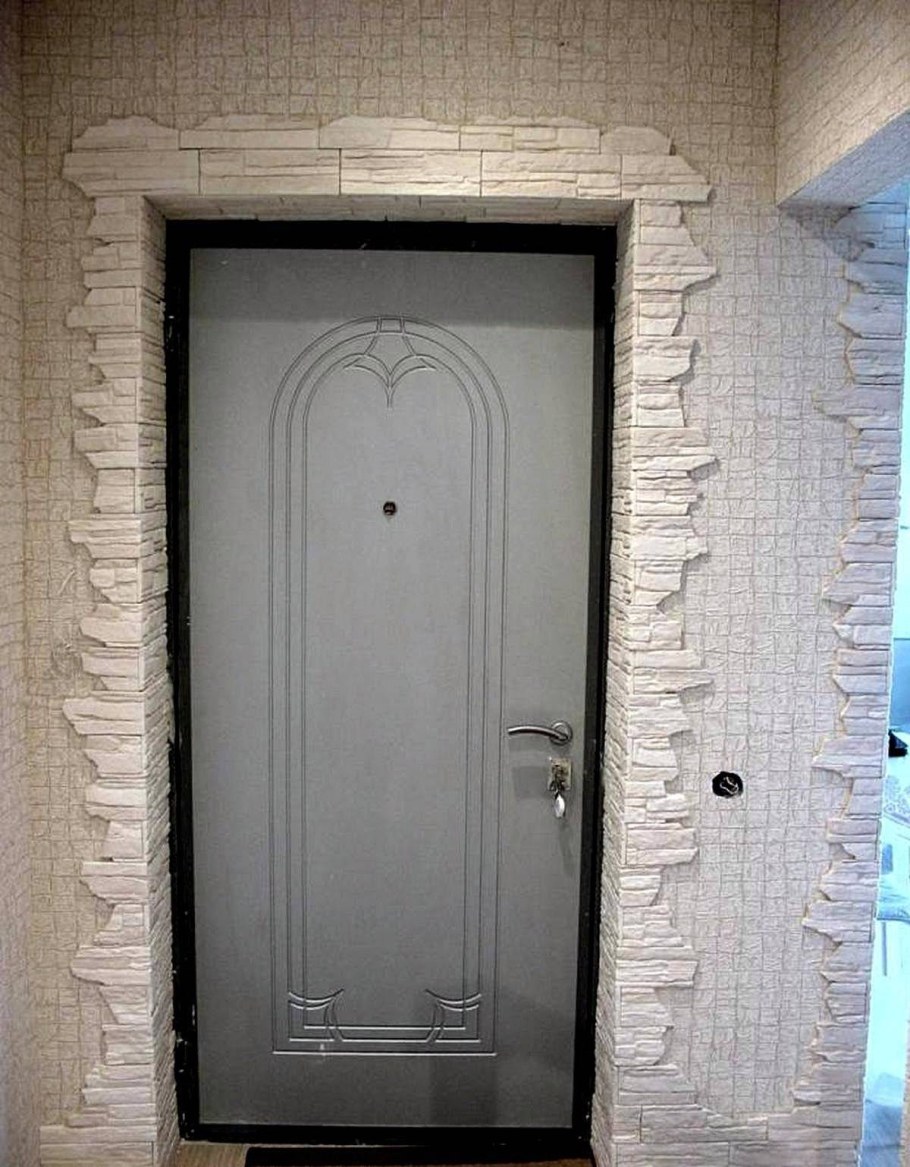 Отделка входной двери камнем