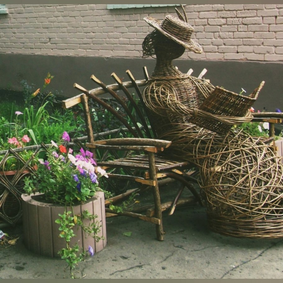 Фигуры из лозы для сада