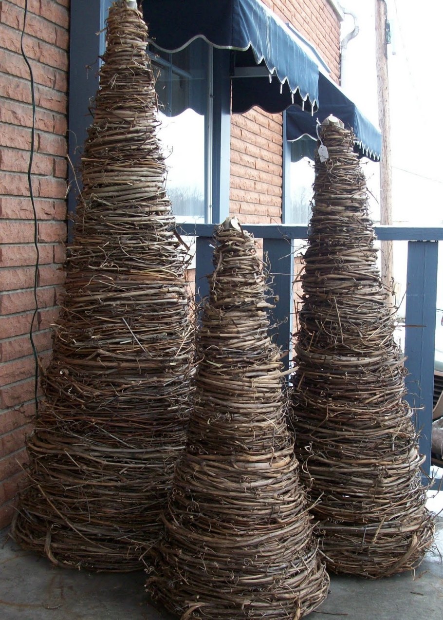 Елка плетеная из веток