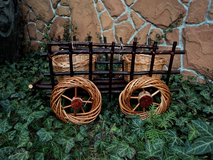 Клумба из прутьев