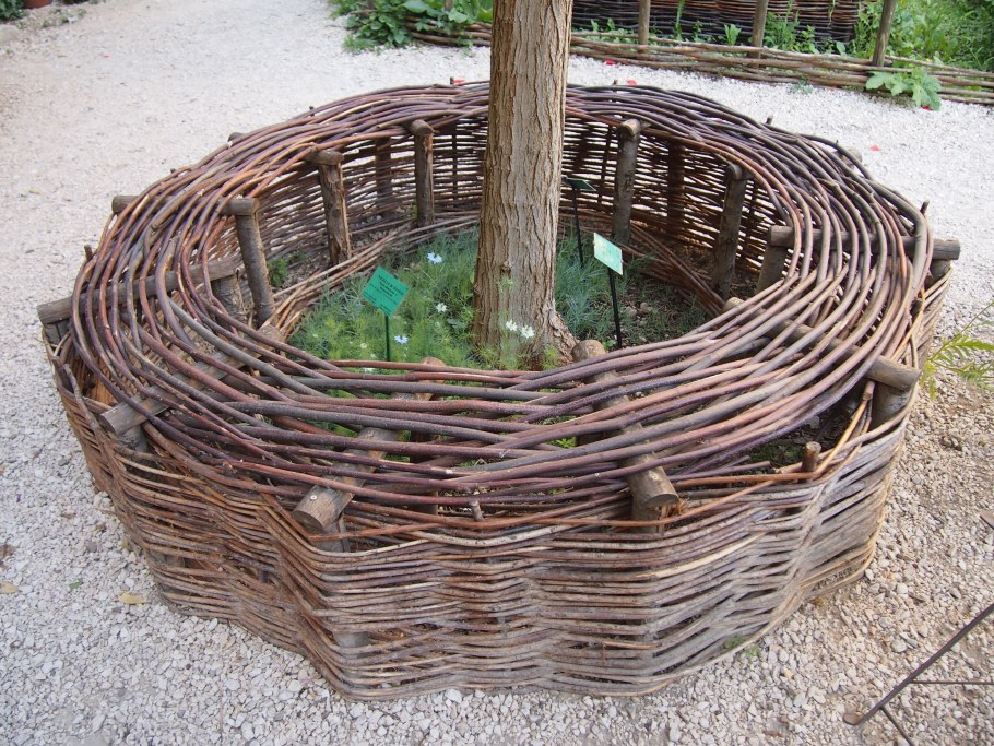Клумба корзина из ивовых прутьев