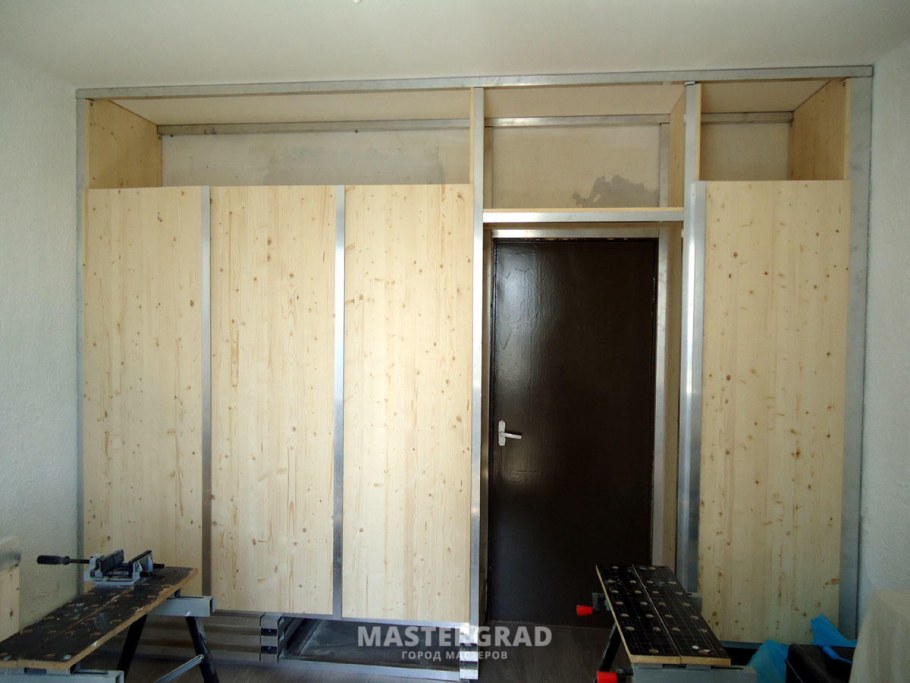 Шкаф из гипсокартона с дверцами