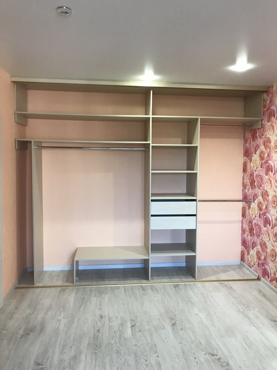 Шкаф встроенный в стену