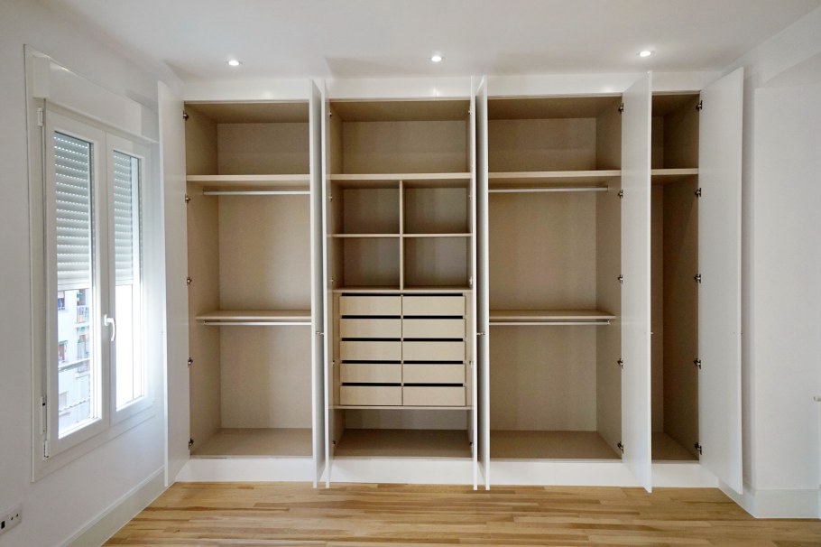 Встроенные шкафы в нишу