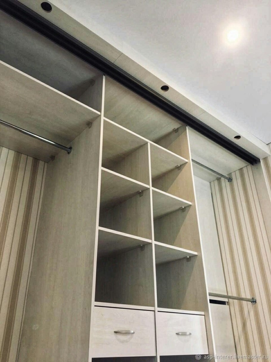 Шкаф встроенный в стену