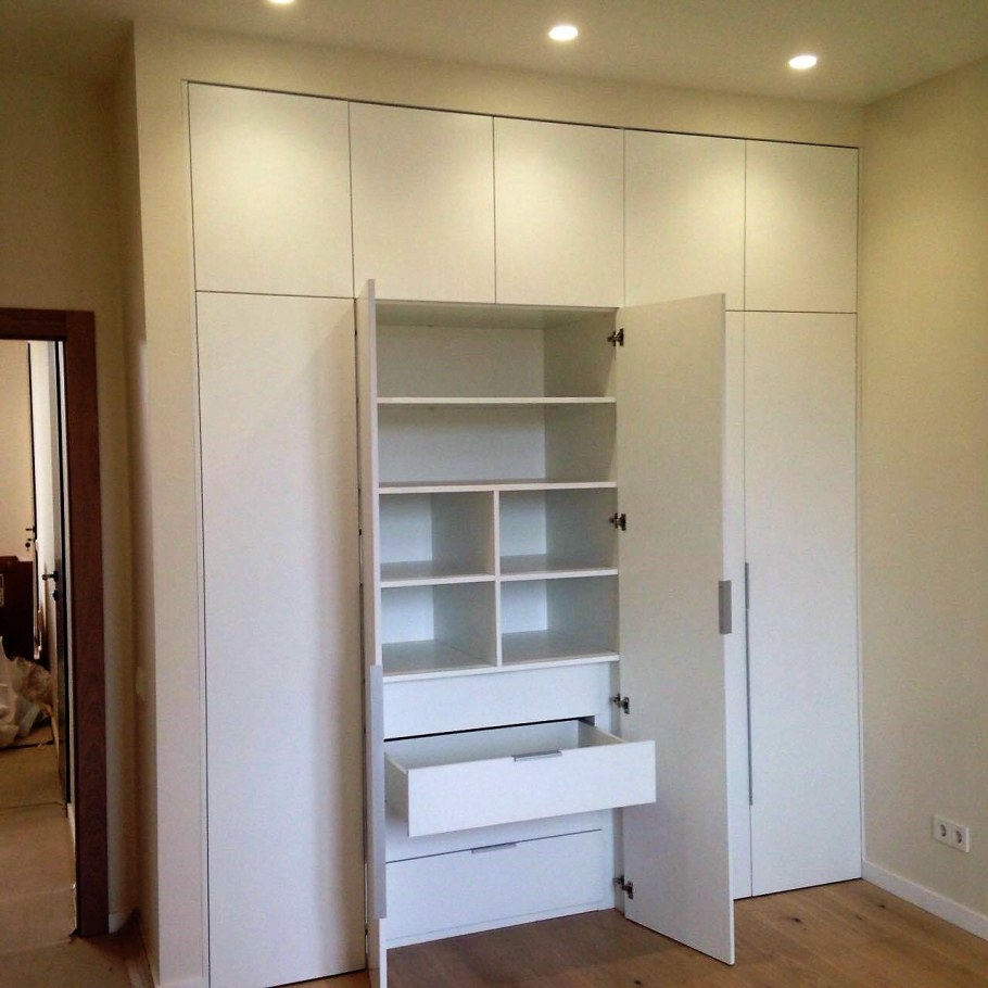 Встроенные шкафы в нише