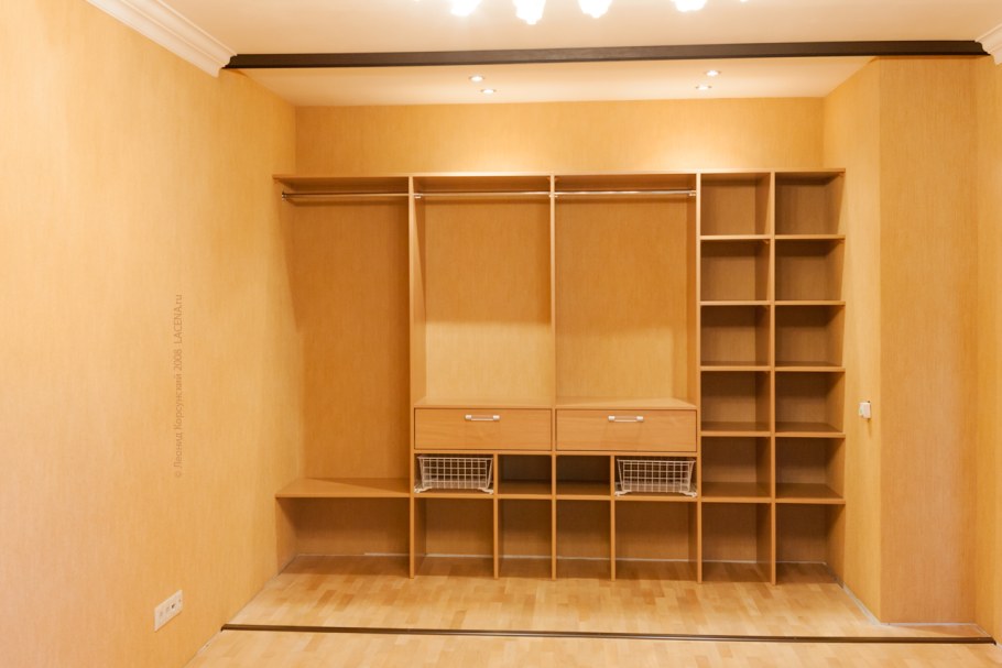 Шкаф купе в нише комнаты