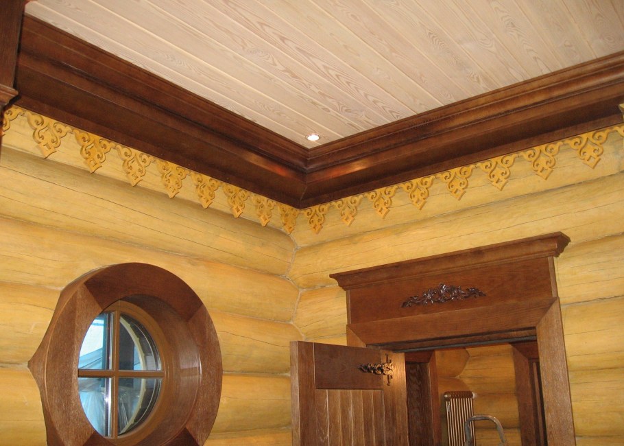 Потолочный плинтус в деревянном доме