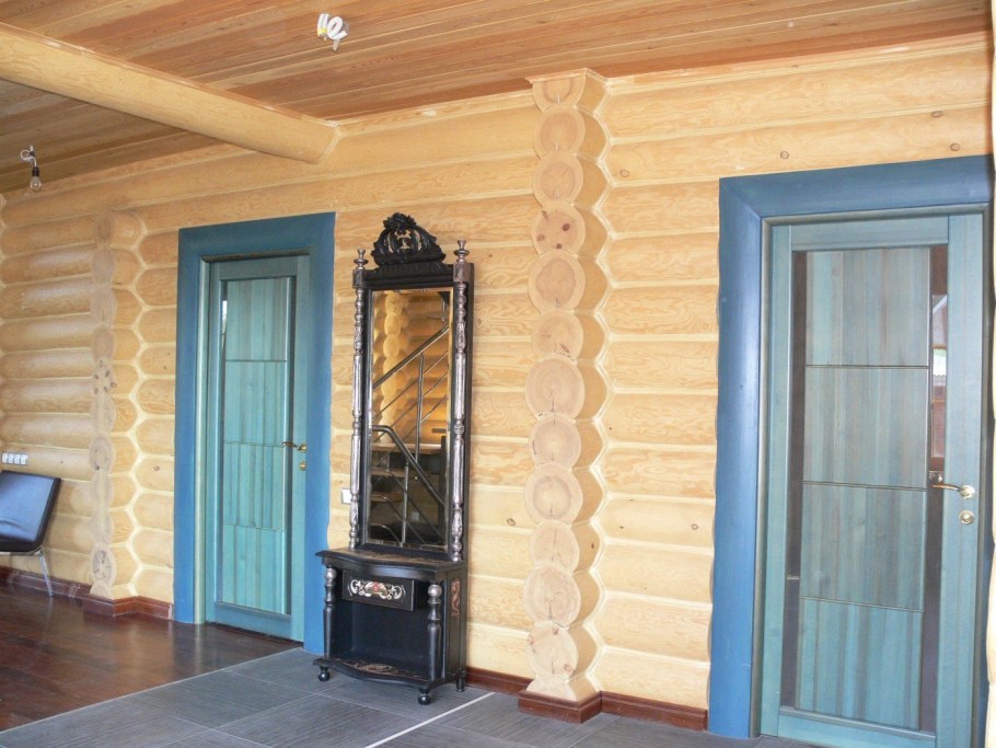 Двери в доме из бревна