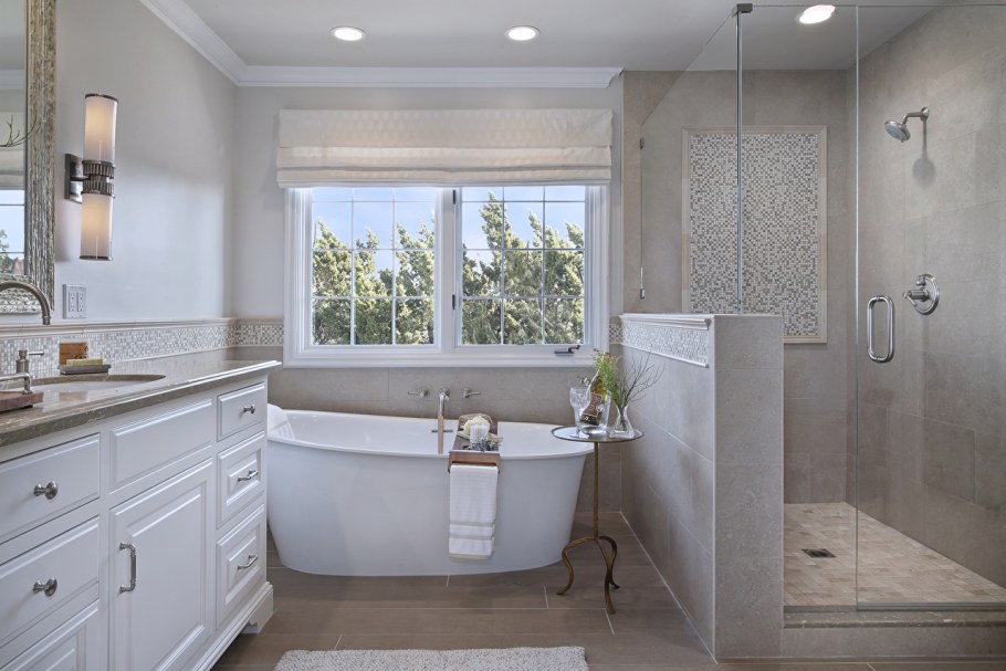 Небольшая ванная с окном