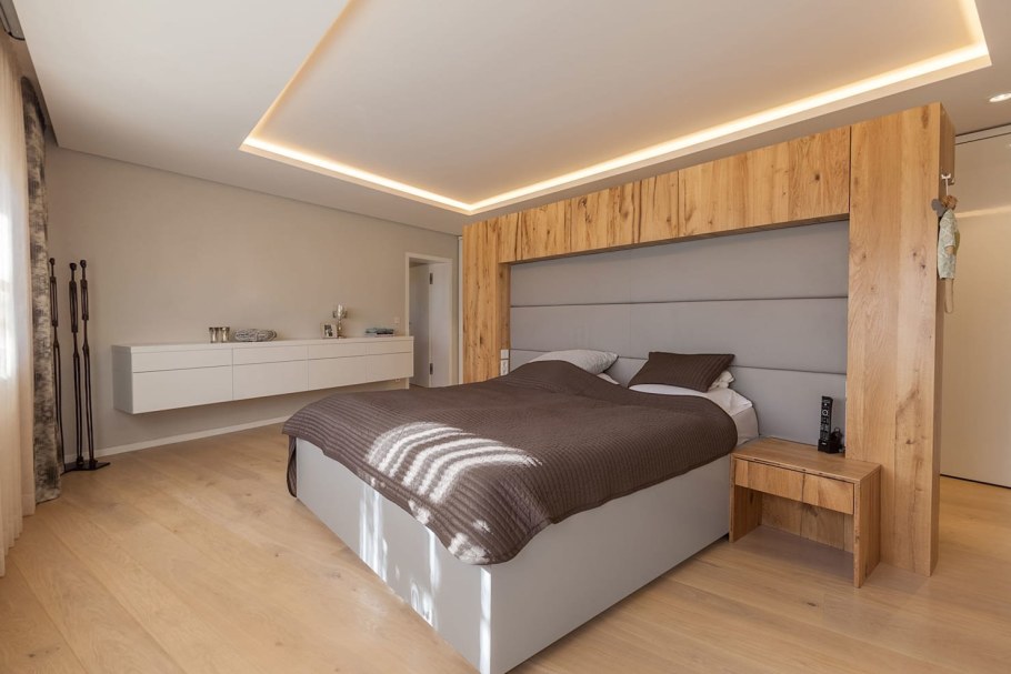 Спальня с гардеробной за кроватью