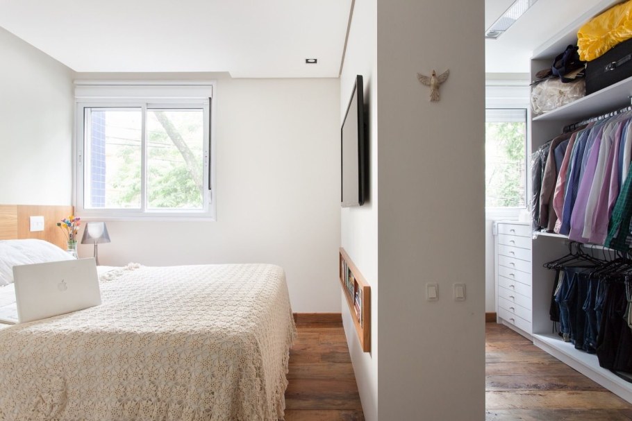 Гардеробная за перегородкой в спальне