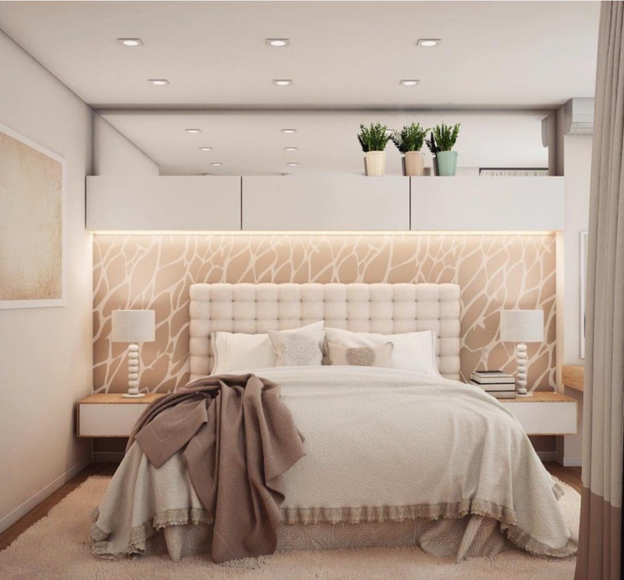 Гардеробная за изголовьем кровати планировка