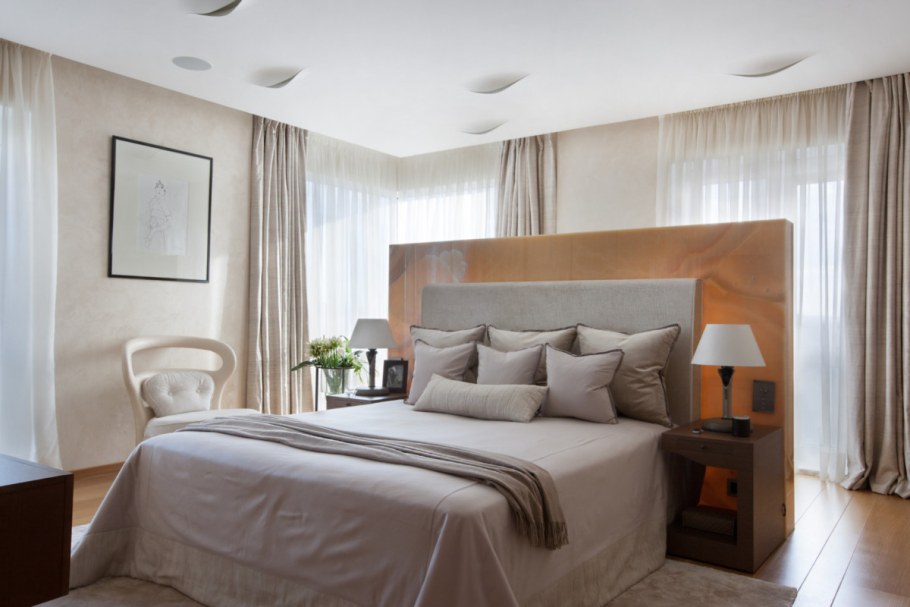 Кровать по центру спальни