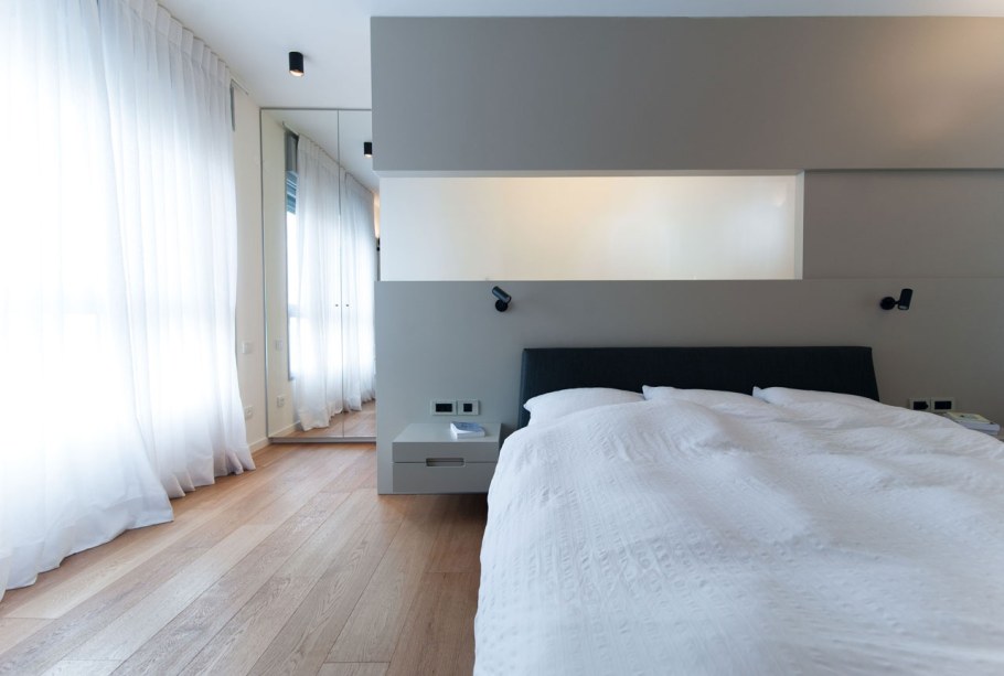 Гардеробная за кроватью в спальне