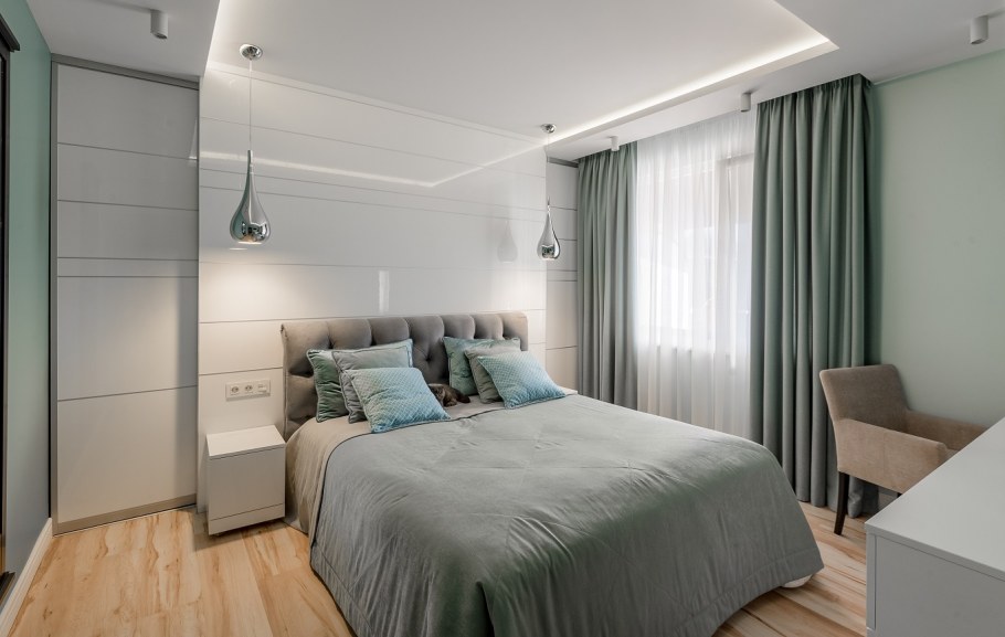 Серо зеленая спальня