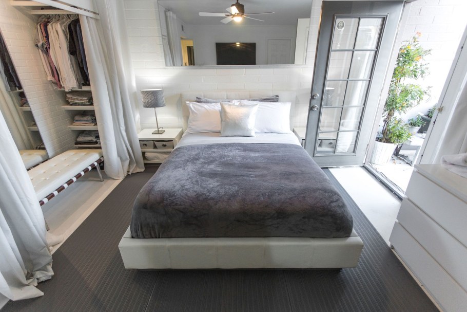 Гардеробная сзади кровати