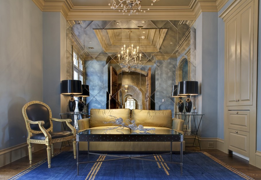 Зеркало на стене в интерьере