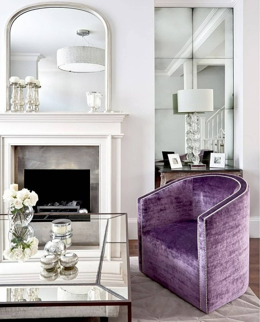 Зеркальное панно в гостиной