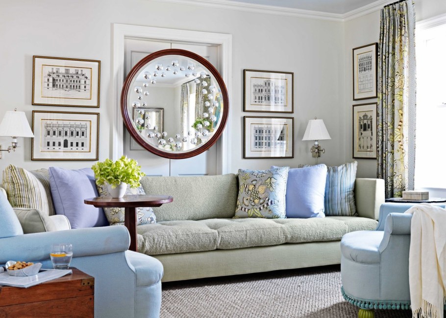 Стена над диваном в гостиной