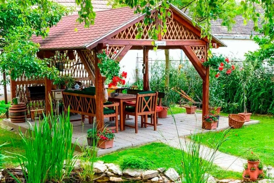 Красивая беседка на участке