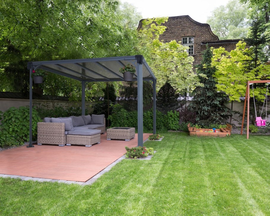 Ландшафт на заднем дворе с беседкой