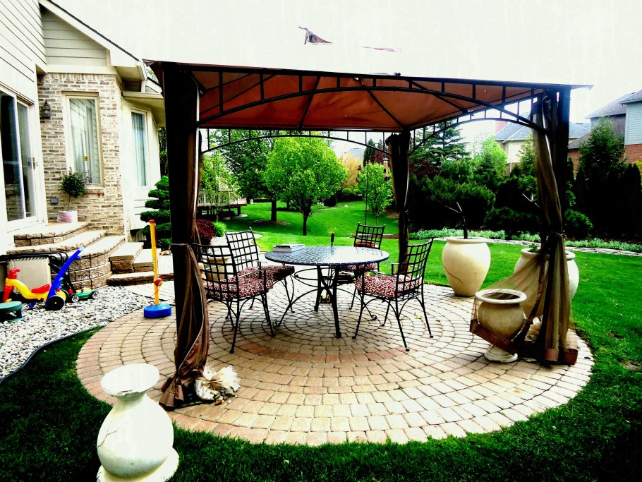 Беседка в частном дворе