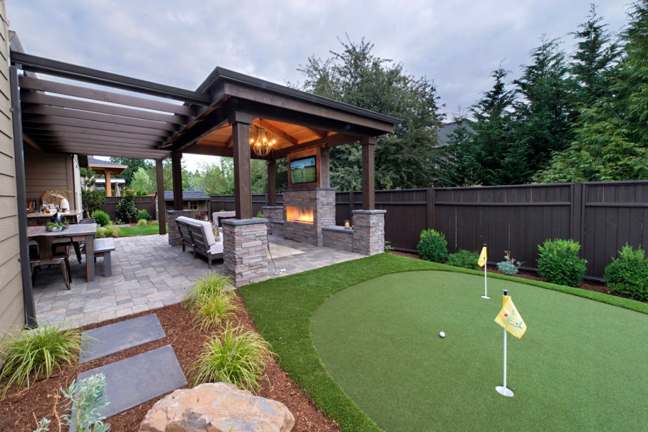 Беседка на газоне