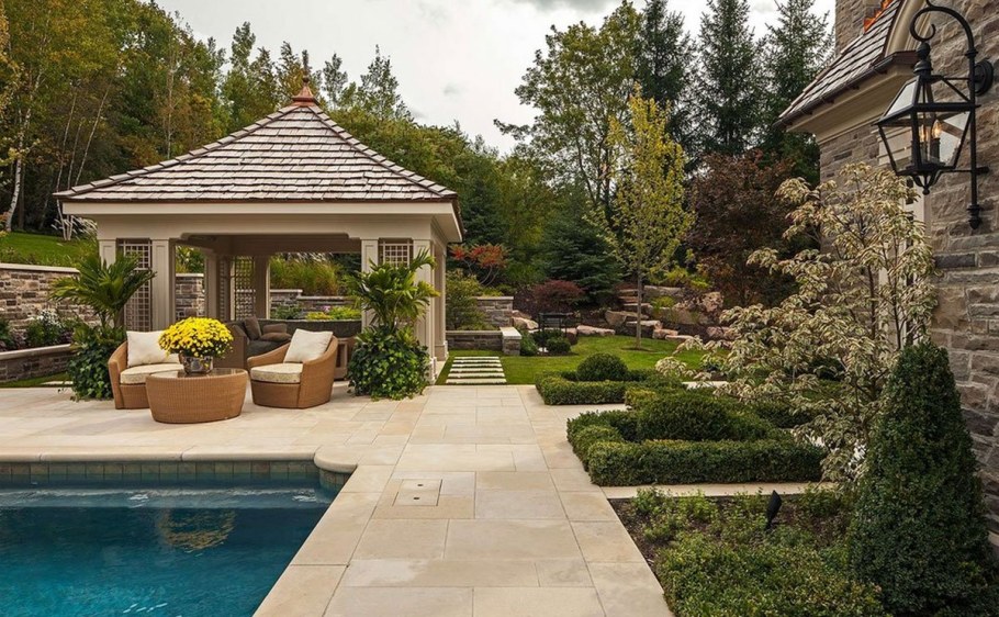 Двор в частном доме