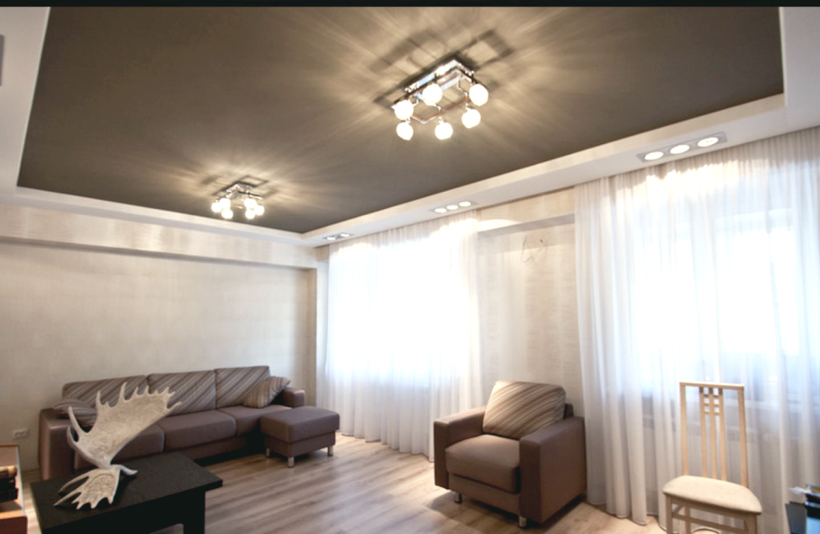 Двухуровневый потолок в гостиной