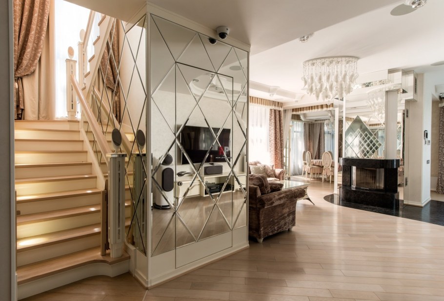 Зеркальное панно в гостиной