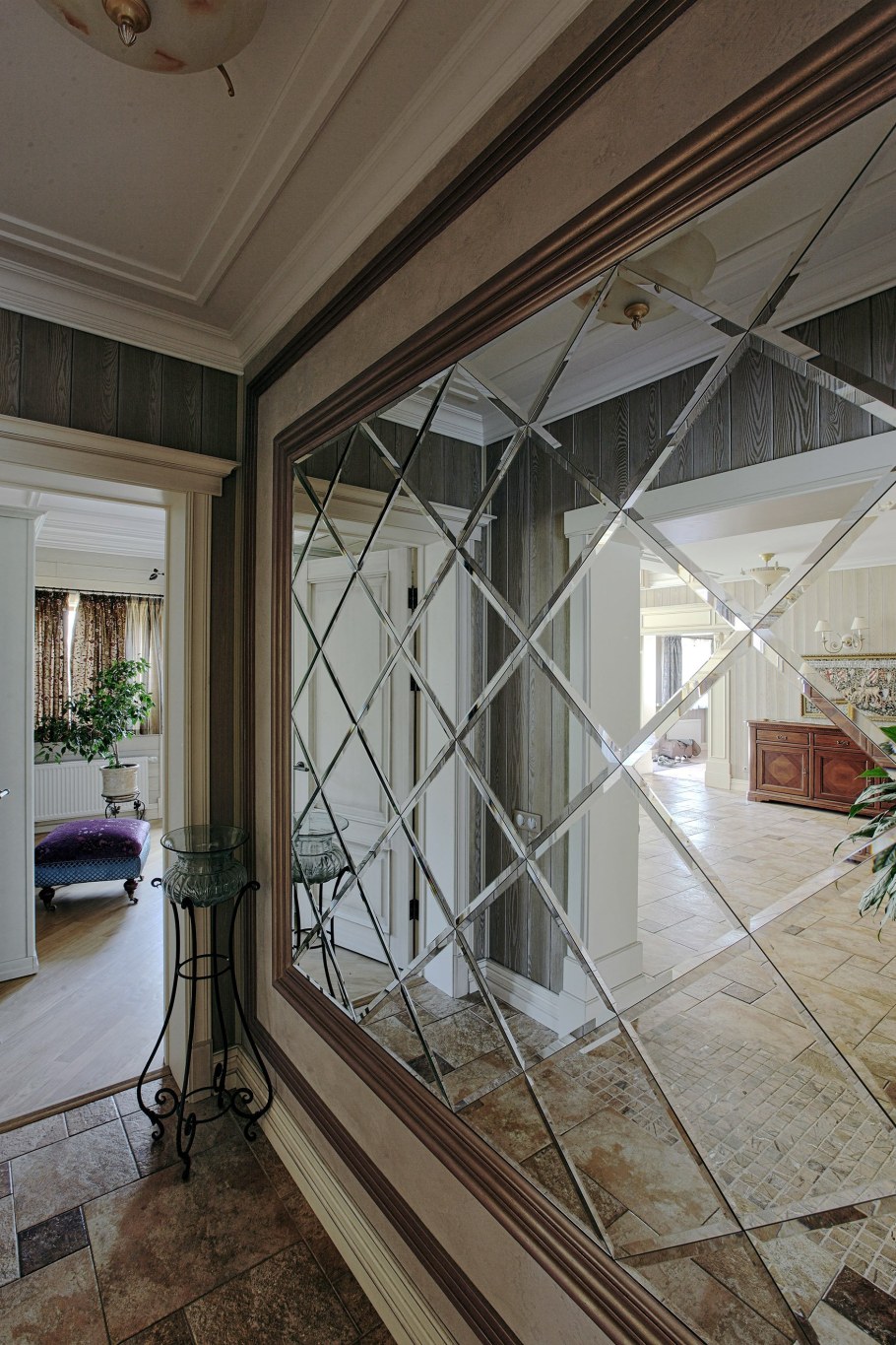 Зеркальная стена в интерьере