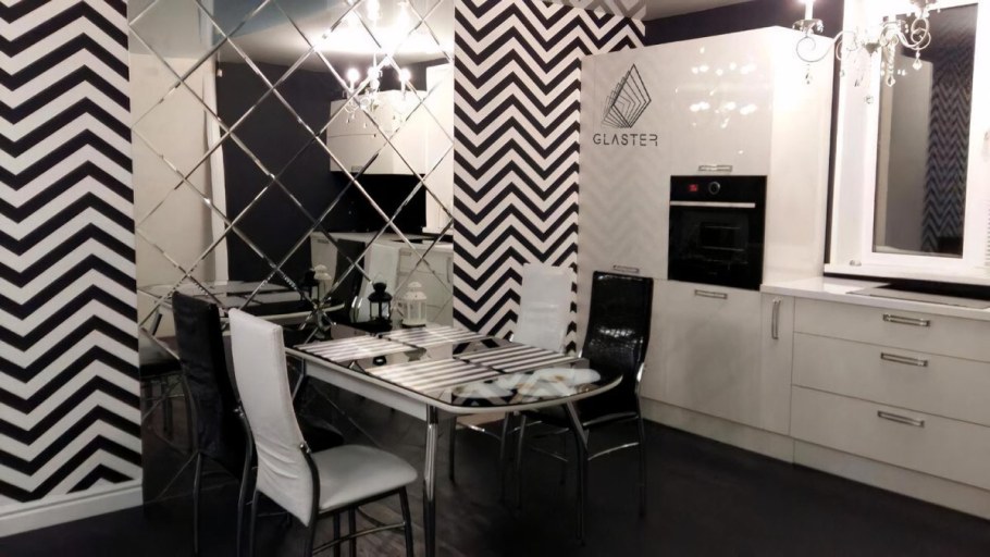 Дизайн кухни с зеркальным панно