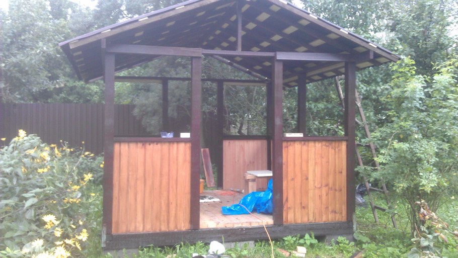 Беседка крашеная