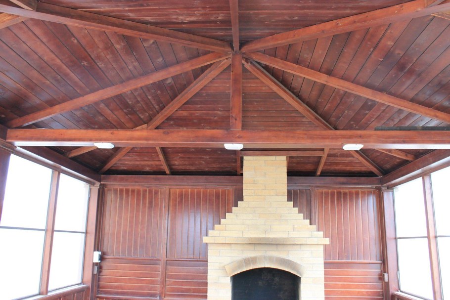 Отделка потолка в беседке