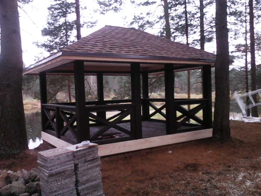 Беседка из металла и дерева