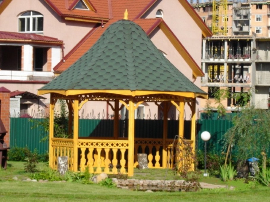 Беседка с зеленой кровлей