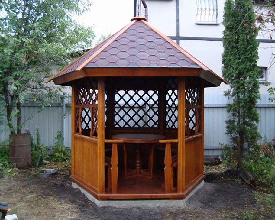 Покраска деревянной беседки