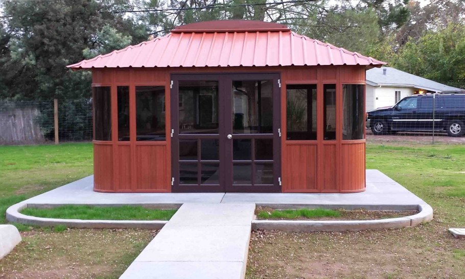 Закрытая беседка на тротуарной плитке