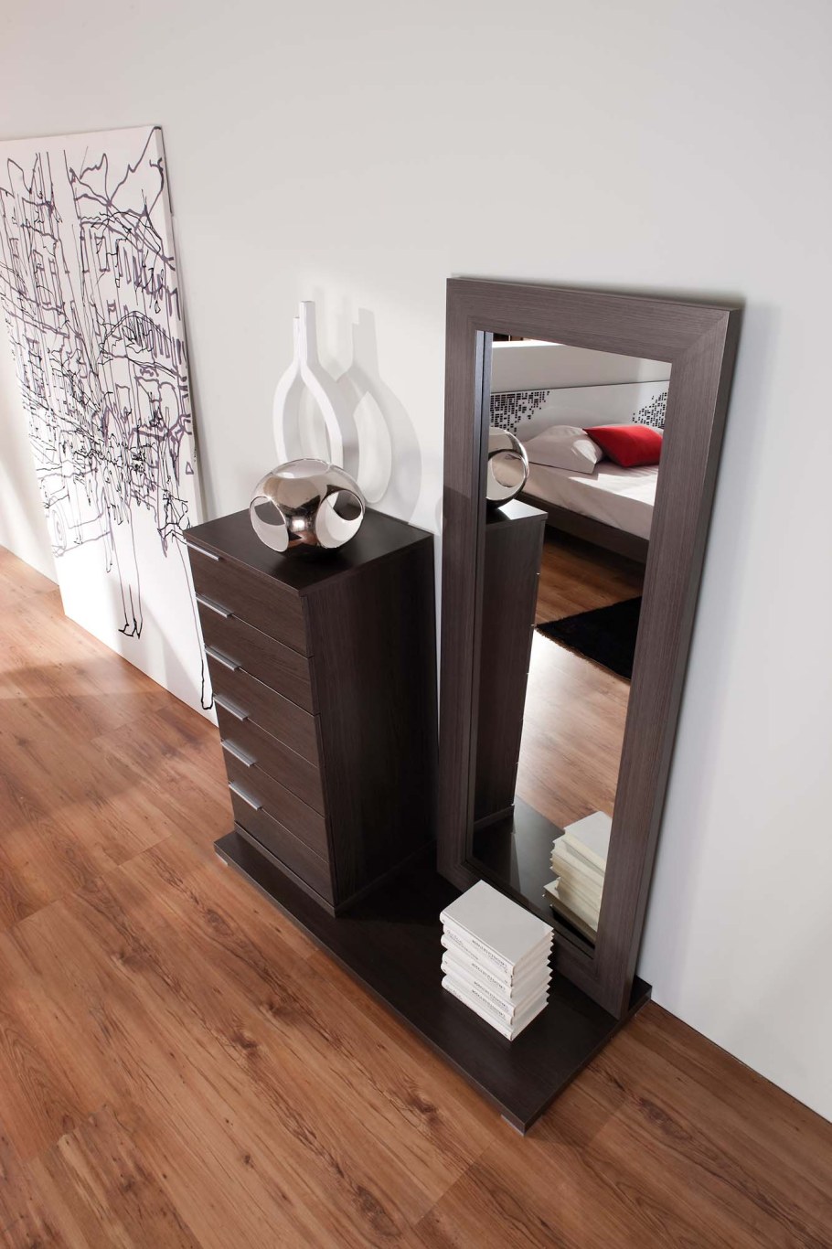 Узкий комод с зеркалом