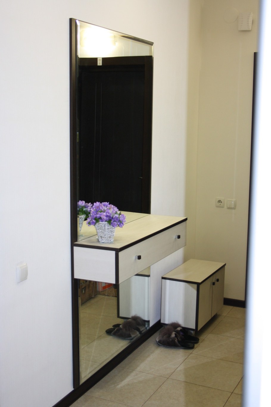 Тумба с зеркалом в прихожую