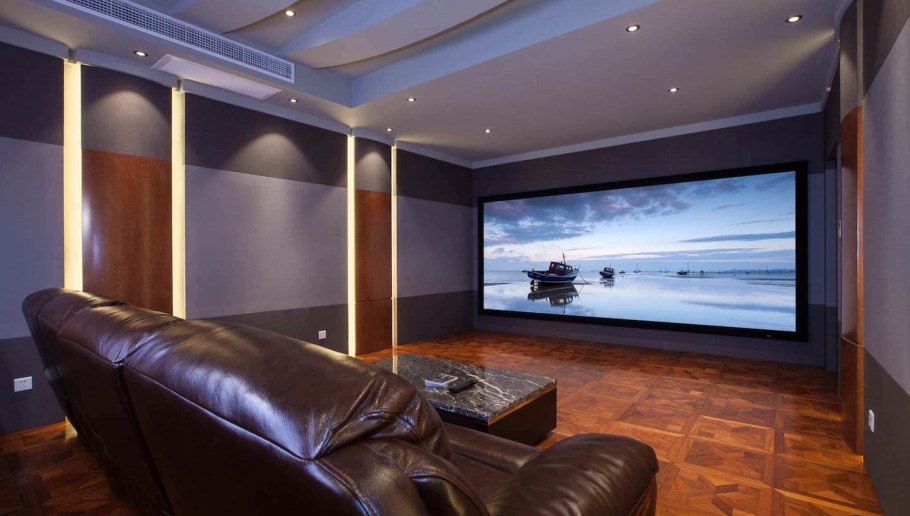 Комната с большим телевизором