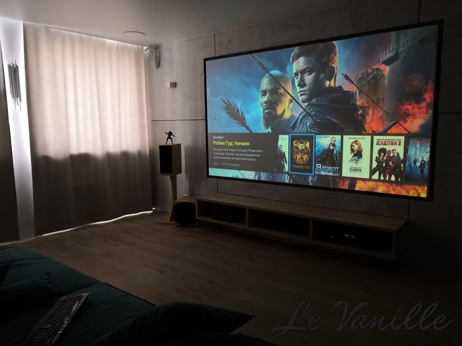 Домашний кинотеатр с проектором и экраном